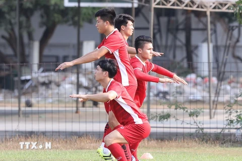 Đội tuyển Olympic Việt Nam tập luyện trên sân Brazilian Soccer School Bekasi. (Ảnh: Hoàng Linh/TTXVN)