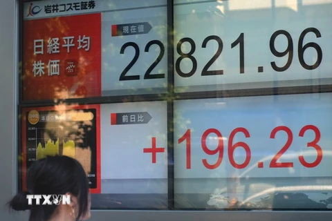 Bảng giá chứng khoán tại Sàn Giao dịch Tokyo, Nhật Bản. (Nguồn: AFP/TTXVN)