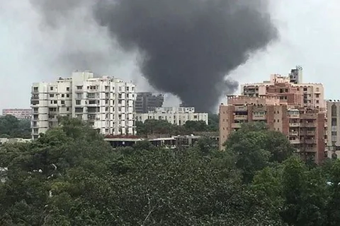 Khói bốc lên từ vụ cháy trụ sở của hãng truyền hình nhà nước Doordarshan. (Nguồn: ndtv.com)