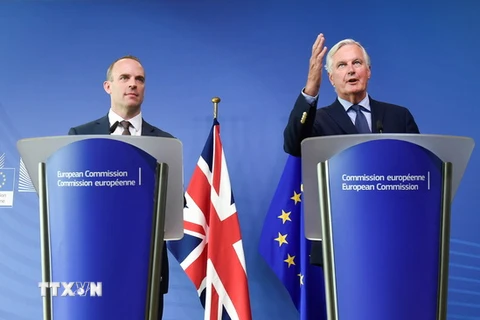 Bộ trưởng phụ trách Brexit của Anh Dominic Raab (trái) và Trưởng đoàn đàm phán Brexit của EU Michel Barnier tại cuộc họp báo sau vòng đàm phán ở Brussels, Bỉ ngày 21/8. (Nguồn:AFP/TTXVN)