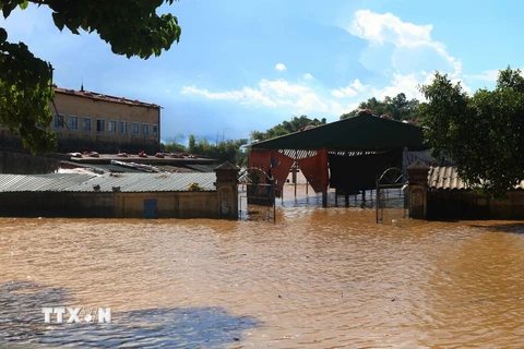 Một khu chợ ở xã Thanh Xuân, huyện Thanh Chương, tỉnh Nghệ An chìm trong lũ. (Ảnh: Nguyễn Oanh/TTXVN)
