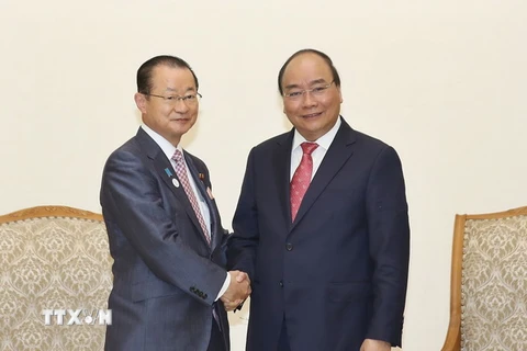Thủ tướng Nguyễn Xuân Phúc tiếp Hạ Nghị sỹ, Chủ tịch Uỷ ban Ngân sách Hạ viện Nhật Bản Kawamura Takeo. (Ảnh: Thống Nhất/TTXVN)