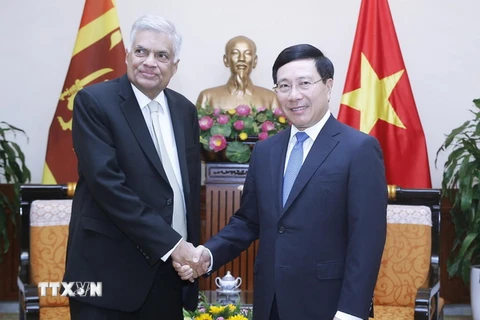 Phó Thủ tướng, Bộ trưởng Bộ Ngoại giao Phạm Bình Minh và Thủ tướng Sri Lanka Ranil Wickremesinghe. (Ảnh: Lâm Khánh/TTXVN)