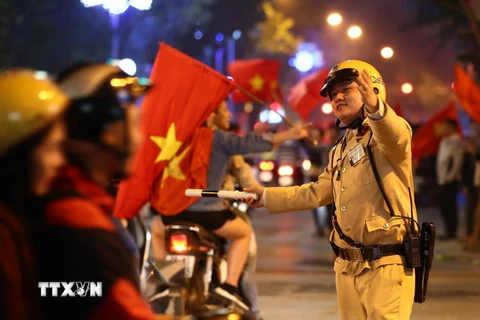 Cảnh sát giao thông Hà Nội làm nhiệm vụ phân luồng giao thông. (Ảnh: Doãn Tấn/TTXVN)