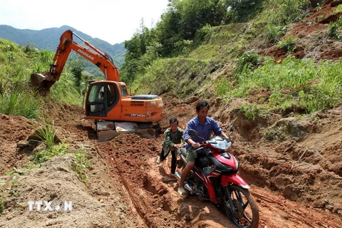 Sạt lở đất trên Tỉnh lộ 153, huyện Bảo Yên, Lào Cai. (Ảnh: Quốc Khánh/TTXVN)