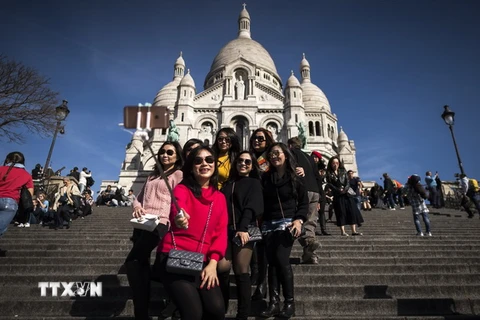 Khách du lịch Trung Quốc tại thủ đô Paris, Pháp. (Nguồn: AFP/TTXVN)