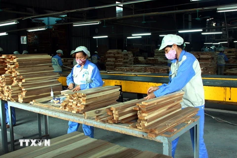 Chế biến gỗ xuất khẩu. (Ảnh: Quang Cường/TTXVN)