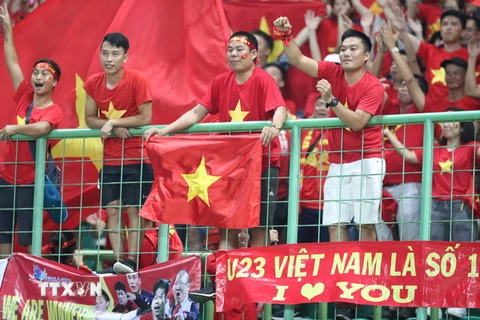 Các cổ động viên Việt Nam trên sân Patriot Chandrabhaga (Bekasi, Indonesia) ăn mừng sau chiến thắng của đội tuyển. (Ảnh: Hoàng Linh/TTXVN)