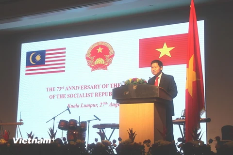 Đại sứ Lê Quý Quỳnh phát biểu tại lễ kỷ niệm. (Ảnh: Hoàng Nhương/Vietnam+)