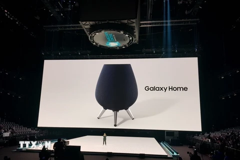 Mẫu loa AI với tên gọi Galaxy Home của Samsung, được trang bị hệ thống nhận diện giọng nói Bixby, được giới thiệu tại New York, Mỹ. (Nguồn: Yonhap/TTXVN)
