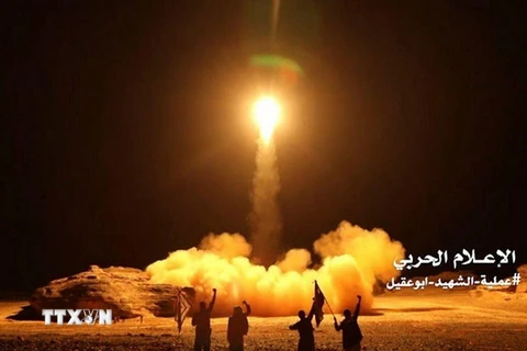 Vụ phóng tên lửa do phiến quân Houthi tại Yemen tiến hành nhằm vào Saudi Arabia ngày 25/3. (Nguồn: Reuters/TTXVN)