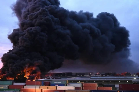 Cột khói bốc cao từ hiện trường vụ cháy. (Nguồn: heraldsun.com.au)