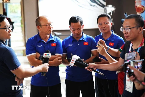 HLV trưởng đội tuyển Olympic Việt Nam Park Hang-seo và ban huấn luyện nói chuyện với báo chí. (Ảnh: Hoàng Linh/TTXVN)