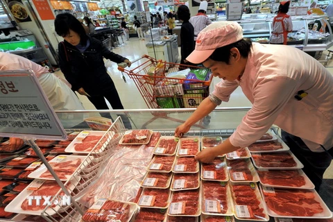 Thịt bò được bày bán tại cửa hàng ở Seoul, Hàn Quốc. (Nguồn: AFP/TTXVN)
