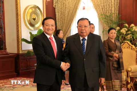 Đại sứ Việt Nam tại Lào Nguyễn Bá Hùng và Tổng Bí thư, Chủ tịch nước Lào Bounnhang Volachith. (Ảnh: Phạm Kiên/TTXVN)