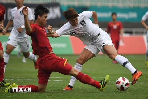 Pha tranh bóng quyết liệt giữa Đỗ Duy Mạnh (trái) với cầu thủ Olympic Hàn Quốc Hwang Ui-jo. (Nguồn: AFP/TTXVN)