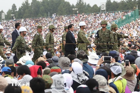 Bộ trưởng Quốc phòng Nhật Bản Itsunori Onodera dự buổi huấn luyện bắn đạn thật của các binh sỹ nước này tại Gotemba, tỉnh Shizuoka. (Nguồn: THX/TTXVN)