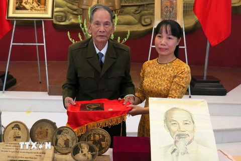 Các cá nhân trao tặng hiện vật cho Bảo tàng Hồ Chí Minh tại Thừa Thiên-Huế. (Ảnh: Tường Vi/TTXVN)