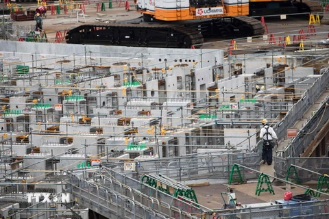 Công nhân làm việc tại công trường xây dựng ở thủ đô Tokyo, Nhật Bản. (Nguồn: AFP/TTXVN)