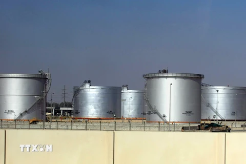Bể chứa dầu tại một cơ sở khai thác dầu ở Dammam, Saudi Arabia. (Nguồn: AFP/TTXVN)