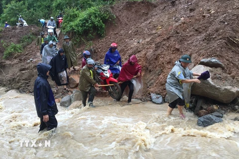 Nhiều tuyến đường giao thông quan trọng ở huyện Kỳ Sơn, Nghệ An bị sạt lở, hư hỏng, ngập lụt do mưa lũ. (Ảnh: Duy Khánh/TTXVN)