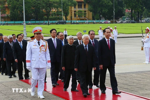 Đoàn đại biểu Đảng, Nhà nước đặt vòng hoa và vào Lăng viếng Chủ tịch Hồ Chí Minh. (Ảnh: Dương Giang/TTXVN)