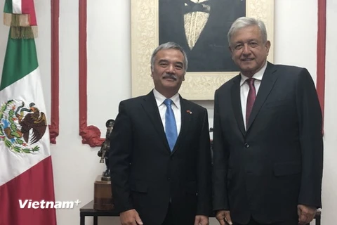 Tổng thống đắc cử Andres Manuel Lopez Obrador và Đại sứ Nguyễn Hoài Dương. (Ảnh: Việt Hùng/Vietnam+)
