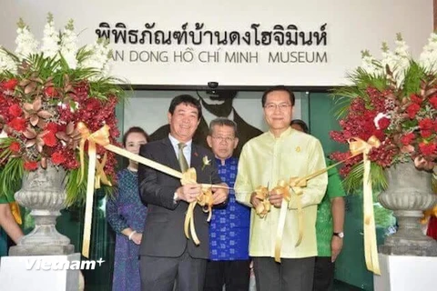 Bộ trưởng Thể thao và Du lịch Thái Lan Weerasak Kowsurat và Đại sứ Nguyễn Hải Bằng cắt băng khánh thành bảo tàng. (Ảnh: Sơn Nam/Vietnam+)