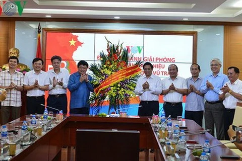 Trưởng Ban Tổ chức Trung ương Phạm Minh Chính tặng hoa, chúc mừng cán bộ, phóng viên, nhân viên Đài Tiếng nói Việt Nam. (Nguồn: vov.vn)