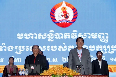 Thủ tướng Campuchia Samdech Hun Sen và Chủ tịch Quốc hội Samdech Heng Samrin. (Nguồn: THX/TTXVN)