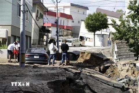 Một đoạn đường bị hư hại sau trận động đất ở tỉnh Hokkaido, Nhật Bản. (Nguồn: Kyodo/TTXVN)