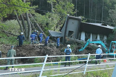 Cảnh sát và lực lượng cứu hộ tìm kiếm nạn nhân tại một ngôi nhà bị đổ sập do lở đất sau trận động đất ở tỉnh Hokkaido, Nhật Bản. (Nguồn: AFP/TTXVN)