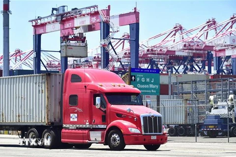 Bốc dỡ hàng hóa tại cảng Long Beach, bang California, Mỹ. (Nguồn: AFP/TTXVN)