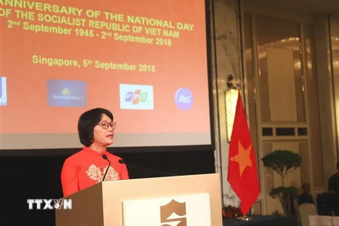 Đại sứ Việt Nam tại Singapore Tào Thị Thanh Hương phát biểu tại buổi lễ. (Ảnh: Xuân Vịnh/TTXVN)
