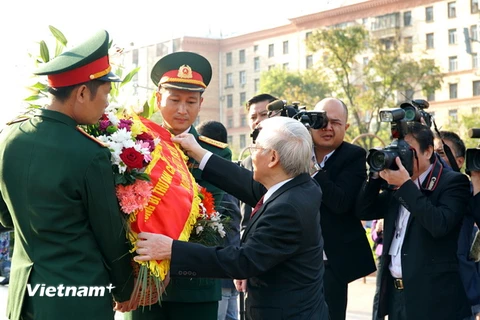 Tổng Bí thư Nguyễn Phú Trọng dâng hoa tại Tượng đài Chủ tịch Hồ Chí Minh. (Ảnh: Tâm Hằng/Vietnam+)