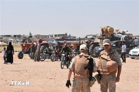 Binh sỹ Nga và binh sỹ quân đội Chính phủ Syria tuần tra tại Abu Duhur, tỉnh Idlib, Syria. (Nguồn: AFP/TTXVN)