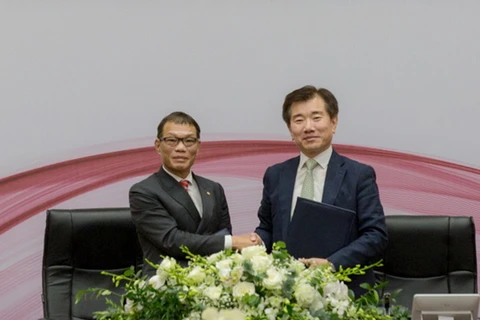 Ông Võ Quang Huệ - Phó Tổng giám đốc Tập đoàn Vingroup (trái) và ông Jong Hyun Kim (phải) - Chủ tịch Công ty Giải pháp năng lượng thuộc LG Chem ký thỏa thuận hợp tác. (Nguồn: VinGroup)