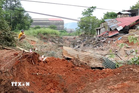 Các hộ dân bị ảnh hưởng do vỡ thân đập bao hồ chứa quặng thải Nhà máy DAP số 2. (Ảnh: Quốc Khánh/TTXVN)