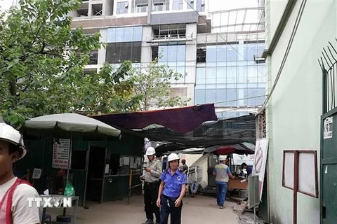 Lực lượng chức năng phong tỏa khu vực xây dựng một tòa nhà ở quận Hai Bà Trưng do hiện tượng rung lắc.(Ảnh: Thanh Tùng/TTXVN)