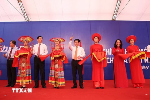 Phó Thủ tướng Vương Đình Huệ cắt băng chính thức mở cặp cửa khẩu Chi Ma (Việt Nam)-Ái Điểm (Trung Quốc). (Ảnh: Quang Duy/TTXVN)