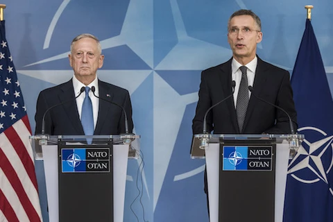 Bộ trưởng Quốc phòng Mỹ James Mattis (trái) và Tổng thư ký NATO Jens Stoltenberg. (Nguồn: nato.int)
