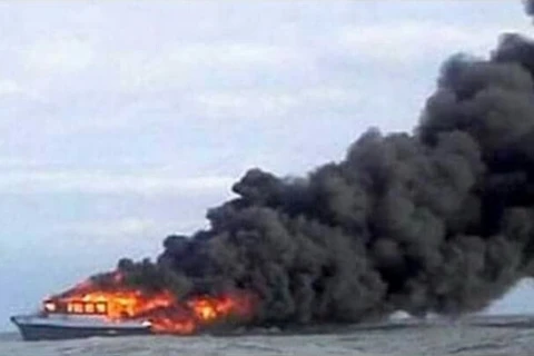 Phà Fungka Permata V bốc cháy. (Nguồn: news.okezone.com)