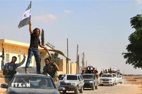 Các tay súng thuộc phe nổi dậy sau một buổi huấn luyện quân sự tại tỉnh Idlib, Syria. (Nguồn: AFP/TTXVN)