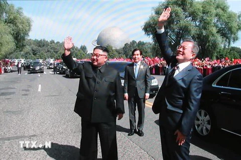 Nhà lãnh đạo Triều Tiên Kim Jong-un (trái) và Tổng thống Hàn Quốc Moon Jae-in (phải) vẫy chào người dân trong lễ đón tại thủ đô Bình Nhưỡng. (Nguồn: Yonhap/TTXVN)