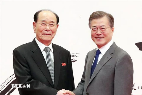 Chủ tịch Quốc hội Triều Tiên Kim Yong-nam (trái) và Tổng thống Hàn Quốc Moon Jae-in tại Nhà Xanh ngày 10/2. (Nguồn: Yonhap/TTXVN)