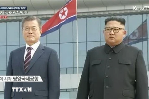 Nhà lãnh đạo Triều Tiên Kim Jong-un (phải) và Tổng thống Hàn Quốc Moon Jae-in tại lễ đón ở sân bay Sunan, Bình Nhưỡng. (Nguồn: Kyodo/TTXVN)