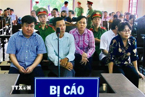 Tòng Thiên Mã (ngồi đầu từ bên trái qua) tại tòa chờ hội đồng xét xử tuyên án. (Ảnh: Thanh Sang/TTXVN)