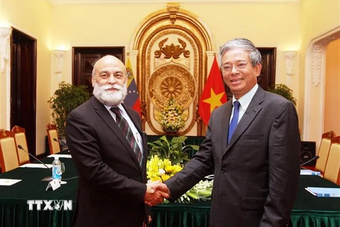 Thứ trưởng Ngoại giao Việt Nam Phạm Quang Vinh (phải) và Thứ trưởng Ngoại giao Venezuela Rubén Darío Molina tại phiên tham khảo chính trị giữa hai nước. (Ảnh: Nguyễn Dân/TTXVN)