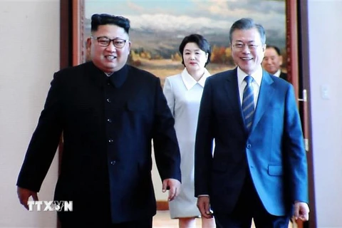Nhà lãnh đạo Triều Tiên Kim Jong-un (trái) và Tổng thống Hàn Quốc Moon Jae-in (phải). (Nguồn: YONHAP/TTXVN)