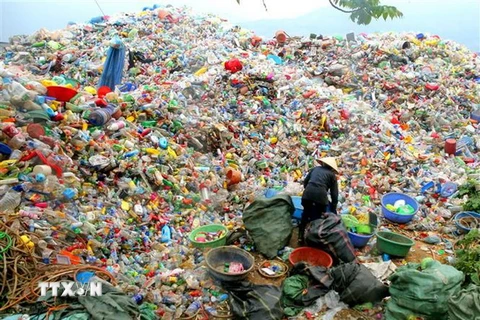 Một bãi thu gom rác thải nhựa để tái chế tại Lào Cai. (Ảnh: Ngọc Hà/TTXVN)